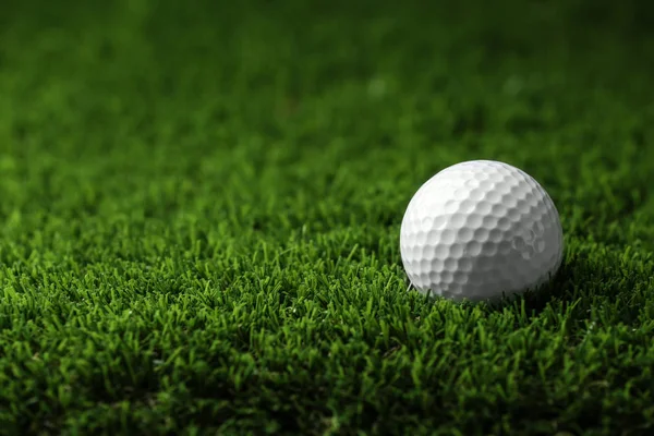 Pelota de golf sobre césped artificial, espacio para el texto —  Fotos de Stock