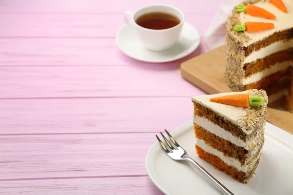 Bolo de cenoura doce com creme delicioso na mesa de madeira rosa, espaço para texto — Fotografia de Stock