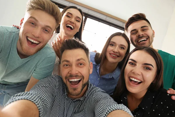 Grupo de personas felices tomando selfie en la oficina —  Fotos de Stock