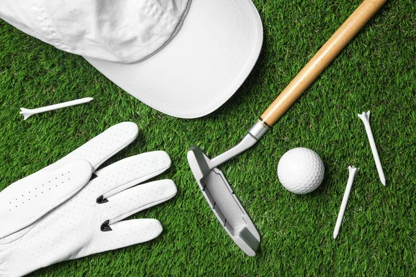 Flat lay composition with golf equipment on artificial grass — Stock Photo, Image