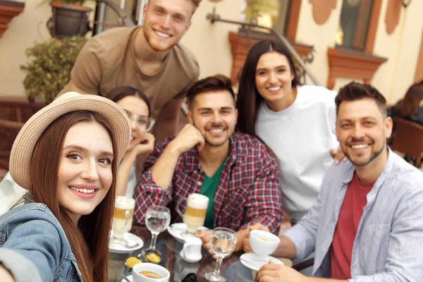 Szczęśliwych ludzi robienia selfie w kawiarni na świeżym powietrzu — Zdjęcie stockowe