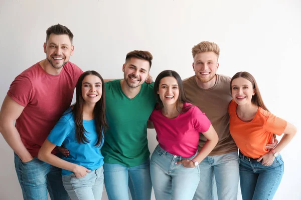 Gruppe glücklicher Menschen posiert in der Nähe einer Lichtwand — Stockfoto