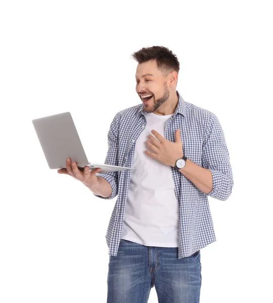Hombre feliz con portátil sobre fondo blanco — Foto de Stock