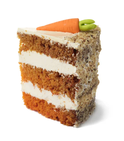 Кусок сладкого морковного пирога с вкусным кремом на белом фоне — стоковое фото