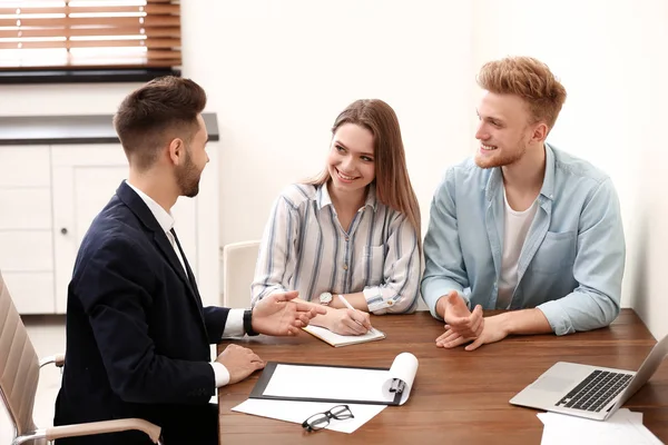 Agente de seguros consultoría joven pareja en la oficina — Foto de Stock