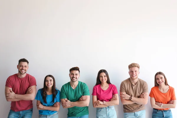 Gruppe glücklicher Menschen posiert in der Nähe einer Lichtwand — Stockfoto