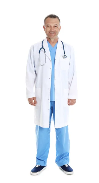 Портрет досвідченого лікаря у формі на білому тлі. Медична служба — стокове фото