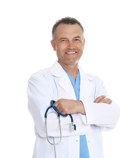 Retrato de médico experiente em uniforme sobre fundo branco. Serviço médico — Fotografia de Stock