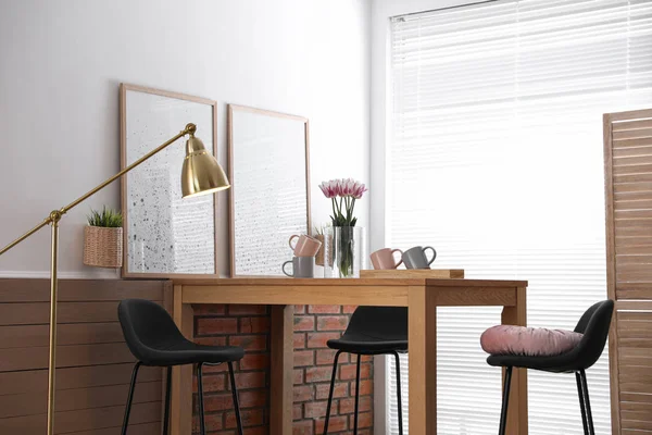 Elegant rum interiör med moderna möbler och persienner fönster — Stockfoto