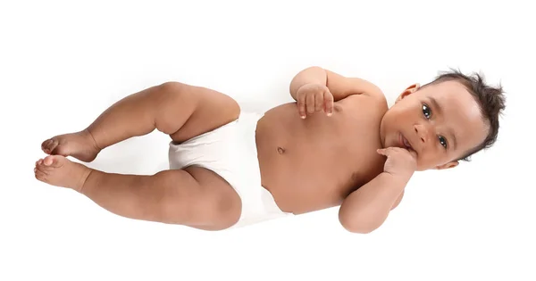 Adorabile bambino afro-americano in pannolino su sfondo bianco, vista dall'alto — Foto Stock