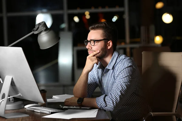 Jeune homme travaillant au bureau la nuit — Photo