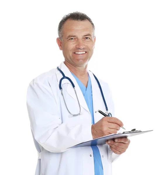 Retrato de médico experiente em uniforme sobre fundo branco. Serviço médico — Fotografia de Stock