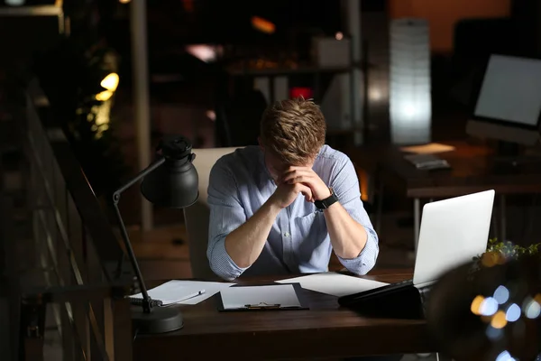 Jeune homme travaillant au bureau la nuit — Photo