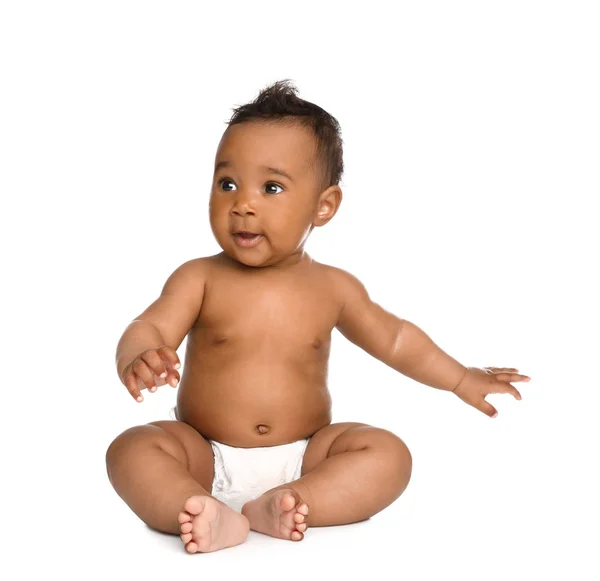 Adorable bebé afroamericano en pañal sobre fondo blanco —  Fotos de Stock