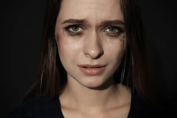 Mujer joven llorando sobre un fondo oscuro. Alto a la violencia —  Fotos de Stock