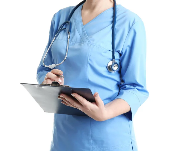 Docteur avec presse-papiers en uniforme sur fond blanc, gros plan. Service médical — Photo