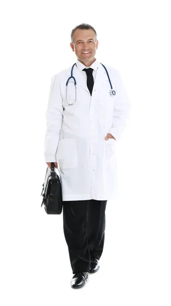 Ολόσωμο πορτρέτο του έμπειρου γιατρού με στολή σε λευκό φόντο. Ιατρικές υπηρεσίες — Φωτογραφία Αρχείου