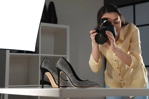 Fotógrafo profissional atirando sapatos elegantes em estúdio — Fotografia de Stock