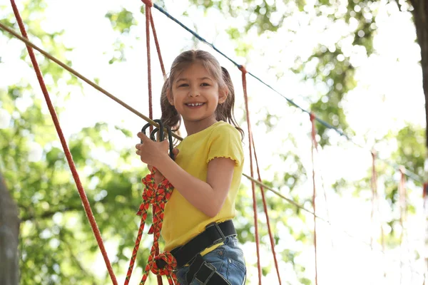 Niña escalando en el parque de aventuras. Campamento de verano — Foto de Stock