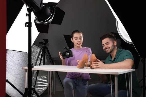 Fotógrafos profesionales disparando zapatos elegantes en el estudio — Foto de Stock