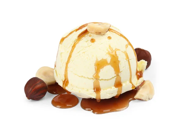 Смачне морозиво з карамельним соусом та фундуком на білому тлі — стокове фото