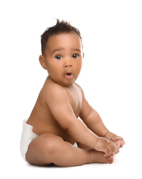 Adorable bebé afroamericano en pañal sobre fondo blanco —  Fotos de Stock