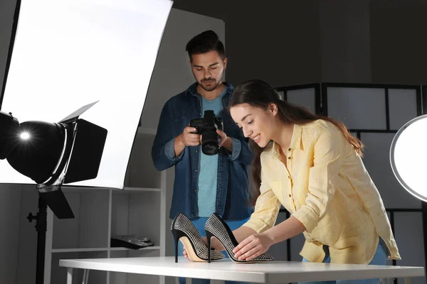 Professionele fotografen schieten stijlvolle schoenen in Studio — Stockfoto