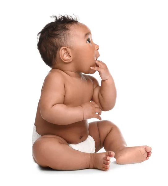 Adorabile bambino afro-americano in pannolino su sfondo bianco — Foto Stock