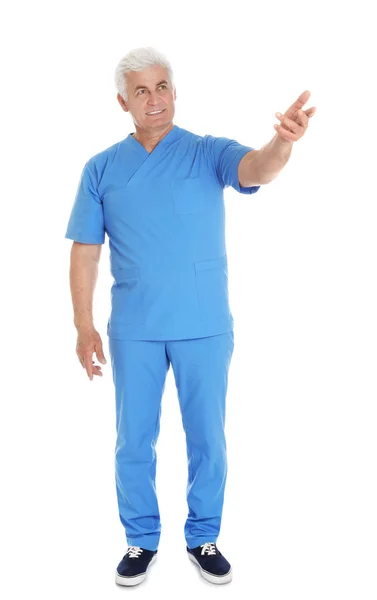 Volledige lengte portret van mannelijke arts in Scrubs geïsoleerd op wit. Medisch personeel — Stockfoto