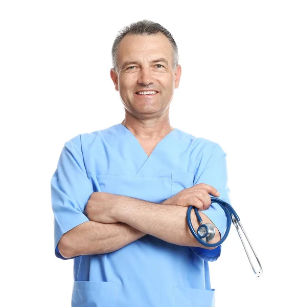Πορτραίτο έμπειρου γιατρού με στολή σε λευκό φόντο. Ιατρικές υπηρεσίες — Φωτογραφία Αρχείου