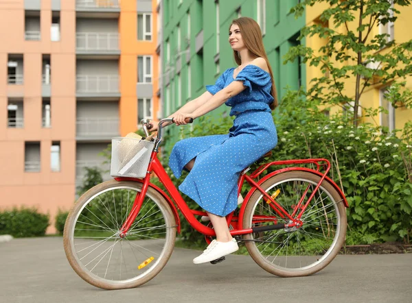 Jovem mulher bonita andar de bicicleta na cidade — Fotografia de Stock