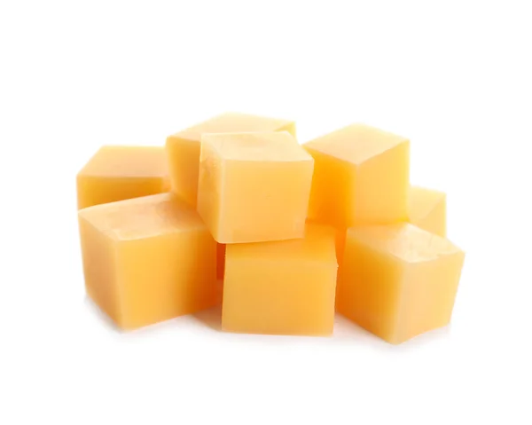 Cortar queso fresco delicioso aislado en blanco —  Fotos de Stock