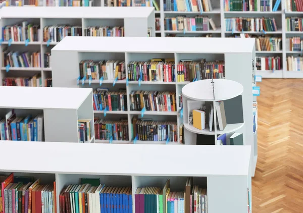 Kütüphanede kitap olan raf ünitelerinin yukarıda görünümü — Stok fotoğraf