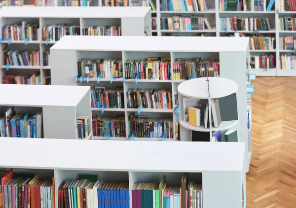 Ovanför vy över hyllenheter med böcker i biblioteket — Stockfoto