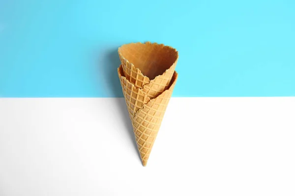 Üres ostya fagylalt kúpok színes háttérrel, lapos heverő — Stock Fotó