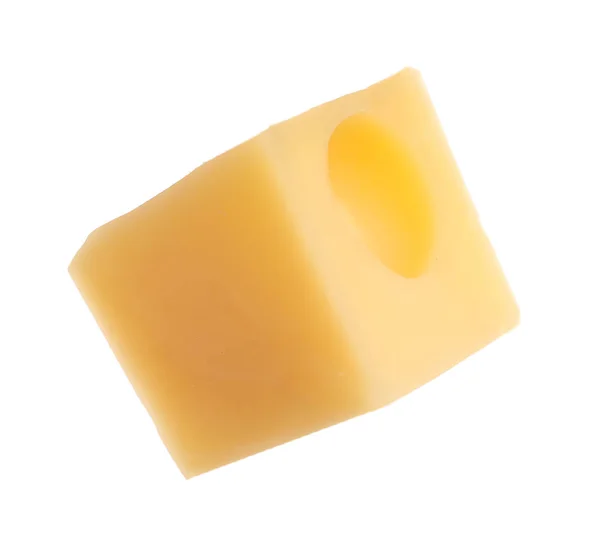 Cube de délicieux fromage isolé sur blanc — Photo