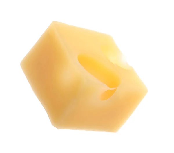 Cube de délicieux fromage isolé sur blanc — Photo