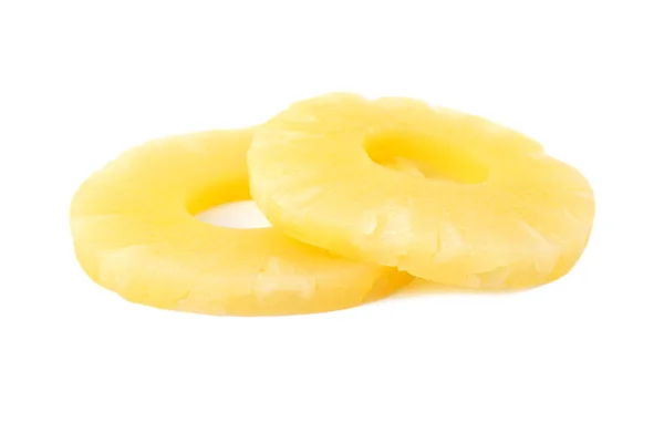 Scheiben köstlicher süßer Ananas aus der Dose auf weißem Hintergrund — Stockfoto