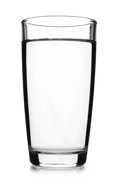 Vaso de agua fría y clara sobre fondo blanco. Bebida refrescante —  Fotos de Stock