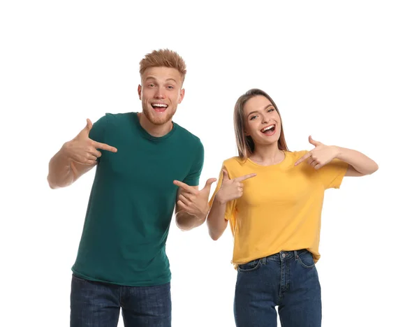 Pareja joven con camisetas en blanco aisladas en blanco. Burla para el diseño — Foto de Stock