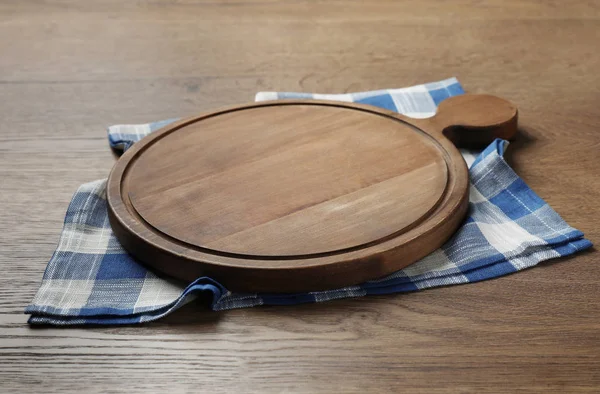 Tabla de madera y toalla de cocina en mesa marrón — Foto de Stock