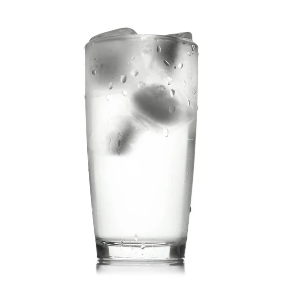 Vaso de agua fría y clara con hielo sobre fondo blanco. Bebida refrescante —  Fotos de Stock