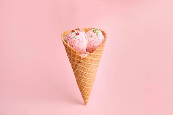 Leckeres Eis in Waffelkegel auf rosa Hintergrund — Stockfoto