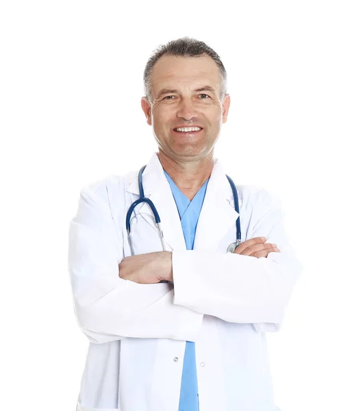 Портрет опытного врача в форме на белом фоне. Медицинское обслуживание Лицензионные Стоковые Изображения