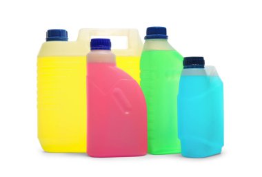 Beyaz arka planda araba için farklı sıvılarla Plastik kutular