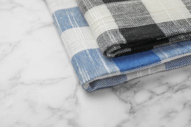 Mermer masa üzerinde katlanmış renkli mutfak havluları, closeup görünümü. Metin için alan