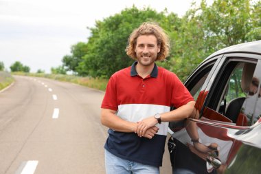 Çekici genç adam yakın lüks araba açık havada