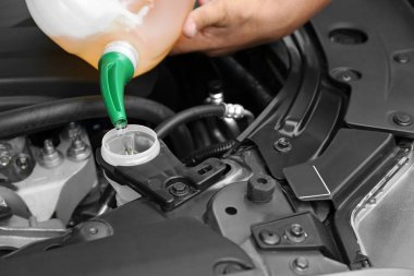 Adam araba yıkayıcı sıvı rezervuarı içine plastik teneke kutu sıvı dökme, çekim