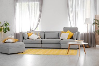 Konforlu kanepeli oturma odası ve şık bir dekor. İç tasarım için fikir