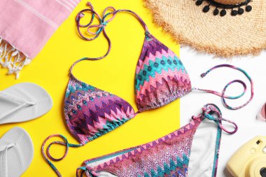 Sarı arka planda şık plaj aksesuarları ile düz yatıyordu kompozisyon